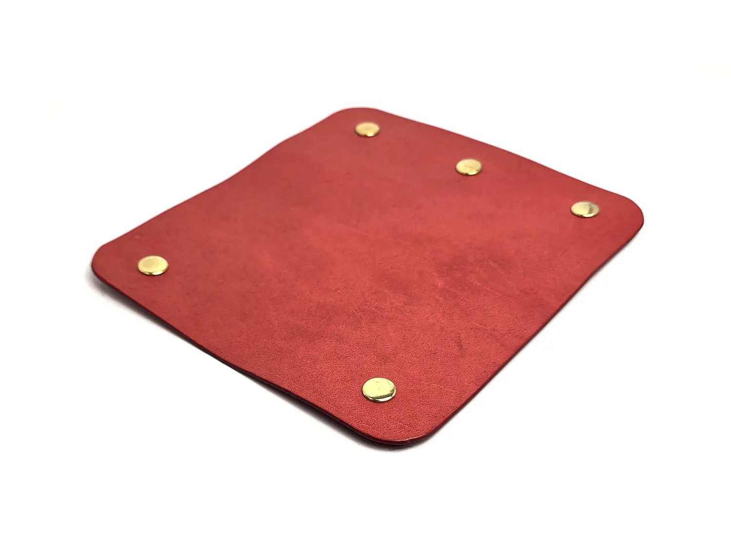 Tapa roja cuadrada de cuero para bolso Suidade hecha a mano en Galicia
