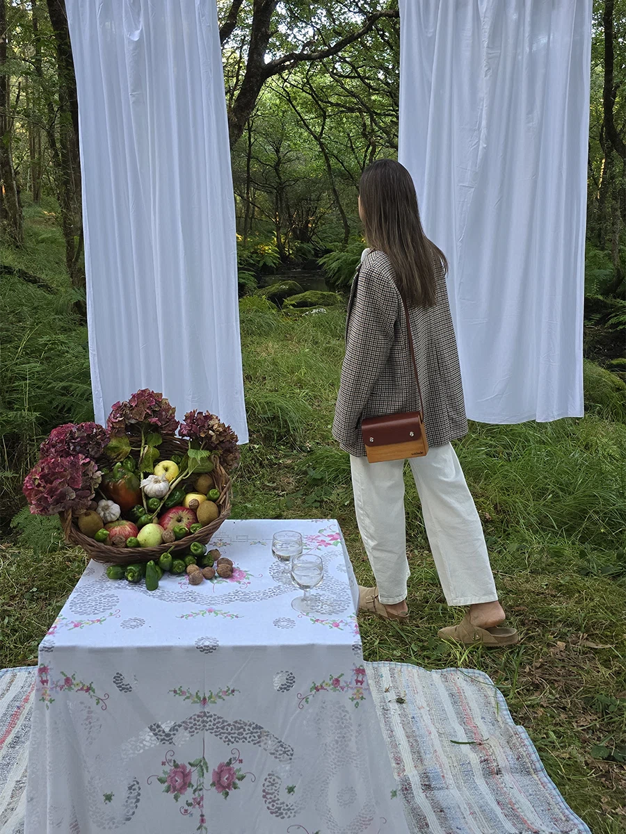 Bolsos de madera natural y cuero