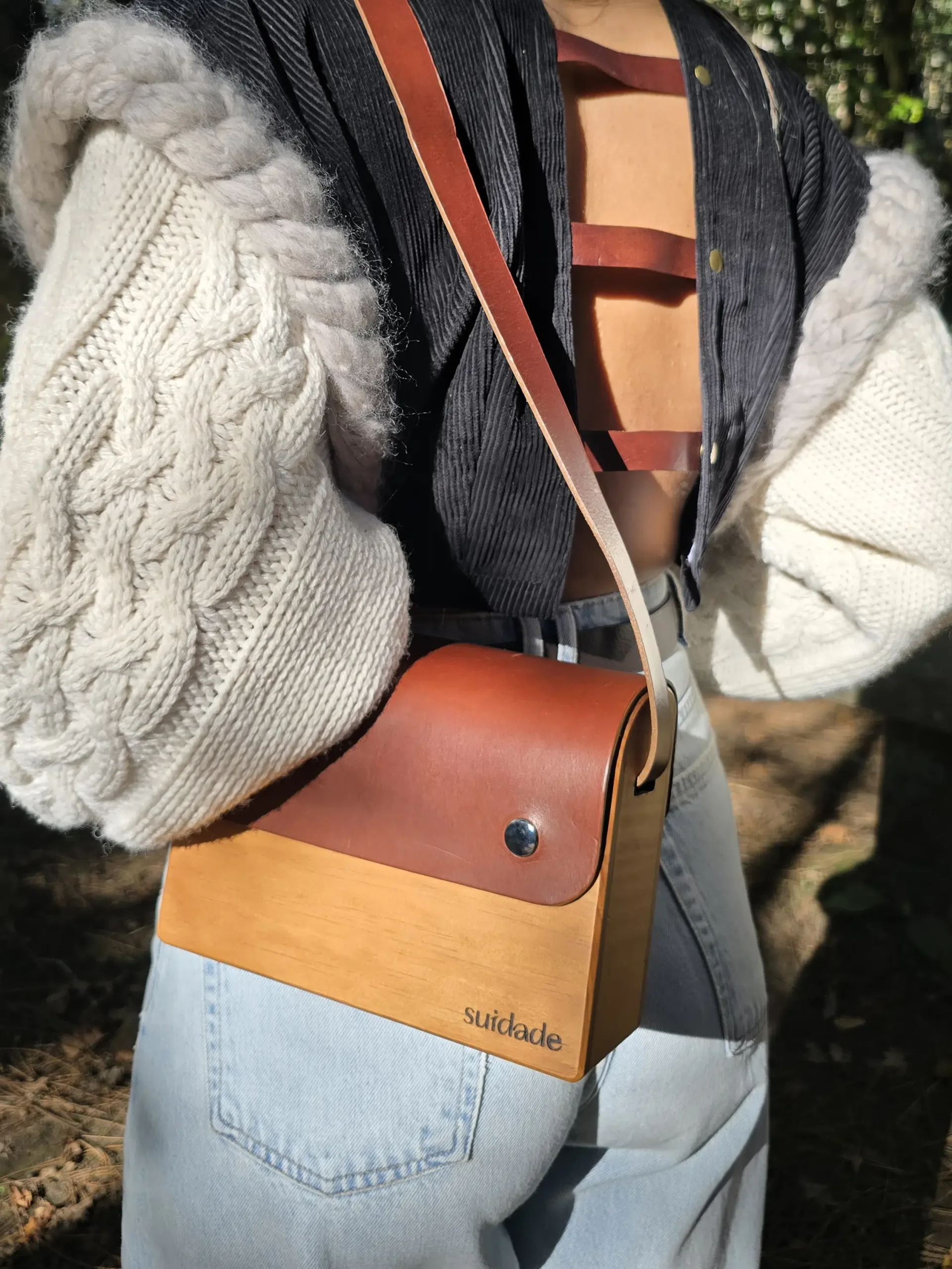 Bolsos de madera natural y cuero